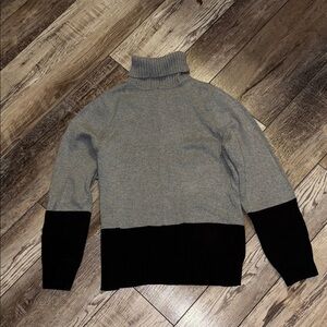 CROFT & BARROW Women’s Turtleneck Sweater in Gray and Black
🚭